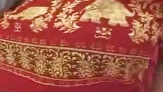 მან მოიყვანა მეგობარი სახლში, რათა დაეხმაროს fuck მისი ცოლი ორი ხვრელები