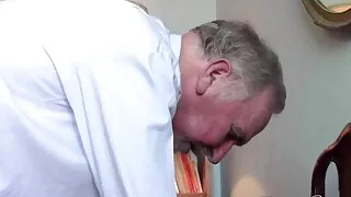 რუსი კახპა მარტო ბიჭი ის ყლე და შემდეგ ჩავა მას თავზე